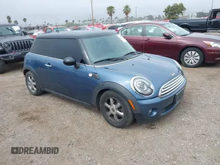 2010 MINI Hardtop z VIN WMWMF3C51ATZ63656, wystawiony jako IAAI lot #42397138 z przebiegiem 146 809 mil mil oraz . Historia ofert i sprzedaży dostępna na DreamBid. Obrazek 1.