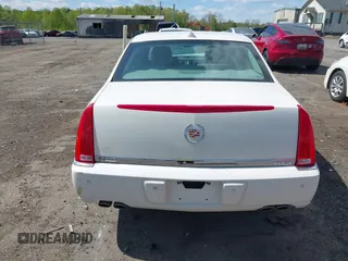 2010 Cadillac DTS 1SC z VIN 1G6KD5EY0AU114294, wystawiony jako IAAI lot #42046408 z przebiegiem 119 142 mil mil oraz . Historia ofert i sprzedaży dostępna na DreamBid. Obrazek 16.
