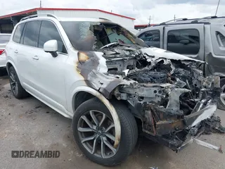 2017 Volvo XC90 Momentum z VIN YV4A22PK4H1180698, wystawiony jako IAAI lot #42140318 z przebiegiem Nie podano mil oraz . Historia ofert i sprzedaży dostępna na DreamBid. Obrazek 1.