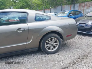 2005 Ford Mustang Deluxe z VIN 1ZVFT80N355160005, wystawiony jako IAAI lot #42288228 z przebiegiem 152 140 mil mil oraz . Historia ofert i sprzedaży dostępna na DreamBid. Obrazek 14.