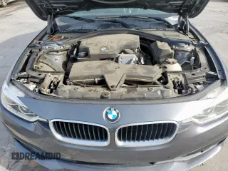 2018 BMW 3 Series 320i z VIN WBA8A9C55JAH14312, wystawiony jako Copart lot #49729535 z przebiegiem 54 867 mil mil oraz Czysty tytuł • Clean title. Historia ofert i sprzedaży dostępna na DreamBid. Obrazek 11.