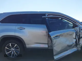 2019 Toyota Highlander SE z VIN 5TDJZRFH4KS580932, wystawiony jako IAAI lot #42250414 z przebiegiem 52 437 mil mil oraz . Historia ofert i sprzedaży dostępna na DreamBid. Obrazek 13.