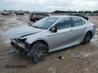 2022 Toyota Camry SE z VIN 4T1G11AK0NU040009, wystawiony jako Copart lot #53878705 z przebiegiem 68 932 mil mil oraz Szkoda całkowita • Salvage title. Historia ofert i sprzedaży dostępna na DreamBid. Obrazek 1.