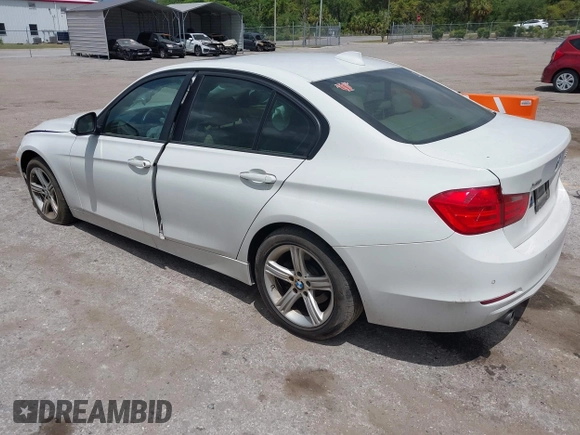 2013 BMW 3 Series 320i xDrive z VIN WBA3C3C54DF982676, wystawiony jako IAAI lot #42155003 z przebiegiem Nie podano mil oraz . Historia ofert i sprzedaży dostępna na DreamBid. Obrazek 3.