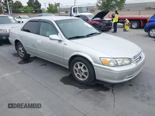 2001 Toyota Camry LE z VIN 4T1BF22K61U126600, wystawiony jako IAAI lot #42175093 z przebiegiem 294 276 mil mil oraz . Historia ofert i sprzedaży dostępna na DreamBid. Obrazek 1.