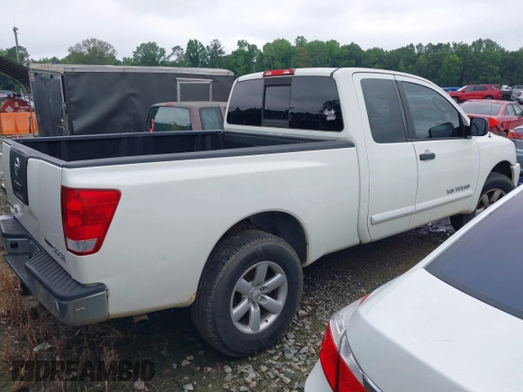 2008 Nissan Titan XE z VIN 1N6BA06C38N351875, wystawiony jako IAAI lot #42368486 z przebiegiem 174 337 mil mil oraz . Historia ofert i sprzedaży dostępna na DreamBid. Obrazek 4.