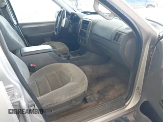 2004 Ford Explorer XLT z VIN 1FMZU73K94UA73489, wystawiony jako IAAI lot #42368974 z przebiegiem 221 365 mil mil oraz . Historia ofert i sprzedaży dostępna na DreamBid. Obrazek 5.