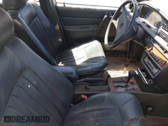 1985 Mercedes-Benz 190 z VIN WDBDA24C3FF107644, wystawiony jako IAAI lot #42111368 z przebiegiem 114 762 mil mil oraz . Historia ofert i sprzedaży dostępna na DreamBid. Obrazek 5.