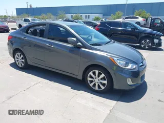 2013 Hyundai Accent GLS z VIN KMHCU4AE9DU427450, wystawiony jako IAAI lot #42415750 z przebiegiem 105 890 mil mil oraz . Historia ofert i sprzedaży dostępna na DreamBid. Obrazek 1.