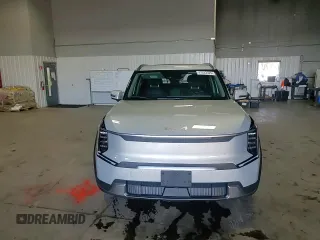 2024 Kia EV9 Wind z VIN KNDAFFS58R6018738, wystawiony jako Copart lot #47033525 z przebiegiem 18 434 mil mil oraz Szkoda całkowita • Salvage title. Historia ofert i sprzedaży dostępna na DreamBid. Obrazek 12.