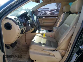 2005 Volkswagen Touareg z VIN WVGBG77L25D010568, wystawiony jako Copart lot #57268755 z przebiegiem 229 928 mil mil oraz Szkoda całkowita • Salvage title. Historia ofert i sprzedaży dostępna na DreamBid. Obrazek 7.