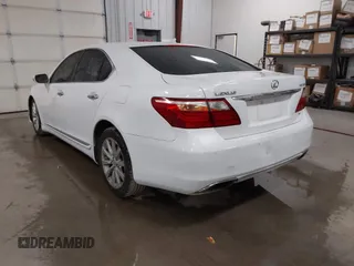 2010 Lexus LS 460 z VIN JTHCL5EF9A5006610, wystawiony jako IAAI lot #41833426 z przebiegiem 224 890 mil mil oraz . Historia ofert i sprzedaży dostępna na DreamBid. Obrazek 3.