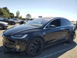 2017 Tesla Model X 90D z VIN 5YJXCBE21HF055081, wystawiony jako Copart lot #50102205 z przebiegiem 27 399 mil mil oraz Szkoda całkowita • Salvage title. Historia ofert i sprzedaży dostępna na DreamBid. Obrazek 1.