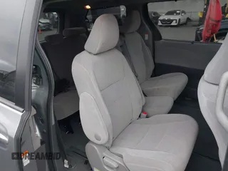 2017 Toyota Sienna LE Auto Access Seat z VIN 5TDKZ3DC9HS841120, wystawiony jako IAAI lot #42755500 z przebiegiem 65 952 mil mil oraz . Historia ofert i sprzedaży dostępna na DreamBid. Obrazek 8.