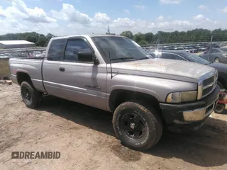1996 Dodge 1500 z VIN 3B7HF13Z7TG106897, wystawiony jako IAAI lot #42541999 z przebiegiem 258 927 mil mil oraz . Historia ofert i sprzedaży dostępna na DreamBid. Obrazek 1.