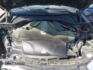 2015 BMW X5 xDrive50i z VIN 5UXKR6C58F0J78920, wystawiony jako IAAI lot #42053507 z przebiegiem 130 372 mil mil oraz . Historia ofert i sprzedaży dostępna na DreamBid. Obrazek 10.