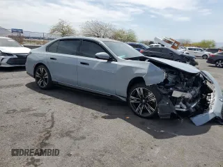 2024 BMW i7 xDrive60 z VIN WBY53EJ04RCR17588, wystawiony jako Copart lot #52423625 z przebiegiem 4453 mil mil oraz Szkody całkowita. Historia ofert i sprzedaży dostępna na DreamBid. Obrazek 4.