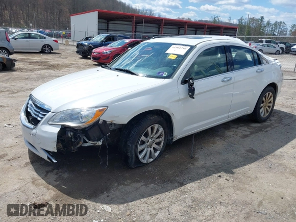2014 Chrysler 200 Limited z VIN 1C3CCBCGXEN152570, wystawiony jako IAAI lot #41901310 z przebiegiem 135 752 mil mil oraz . Historia ofert i sprzedaży dostępna na DreamBid. Obrazek 20.
