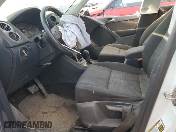 2015 Volkswagen Tiguan S z VIN WVGBV7AX7FW569427, wystawiony jako Copart lot #42190605 z przebiegiem 102 354 mil mil oraz Szkoda całkowita • Salvage title. Historia ofert i sprzedaży dostępna na DreamBid. Obrazek 7.