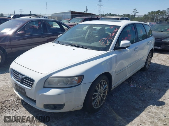 2009 Volvo V50 2.4L with VIN YV1MW382892471977, listed as a IAAI auction lot 41766254 with 273,103 mi miles. Bid and sale history available at carsss.com. Image 2.