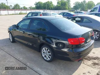 2012 Volkswagen Jetta SE z VIN 3VWDX7AJ4CM061850, wystawiony jako IAAI lot #42564886 z przebiegiem 234 129 mil mil oraz . Historia ofert i sprzedaży dostępna na DreamBid. Obrazek 3.