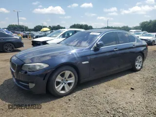 2013 BMW 5 Series 528i xDrive z VIN WBAXH5C55DDW12069, wystawiony jako Copart lot #66333465 z przebiegiem 115 645 mil mil oraz Czysty tytuł • Clean title. Historia ofert i sprzedaży dostępna na DreamBid. Obrazek 1.