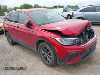 2022 Volkswagen Tiguan SE z VIN 3VV2B7AX9NM129948, wystawiony jako IAAI lot #42247719 z przebiegiem 59 501 mil mil oraz . Historia ofert i sprzedaży dostępna na DreamBid. Obrazek 1.