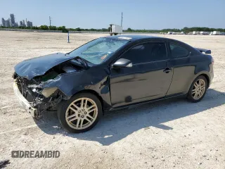 2010 Scion tC z VIN JTKDE3B76A0313109, wystawiony jako Copart lot #56377145 z przebiegiem Nie podano mil oraz Czysty tytuł • Clean title. Historia ofert i sprzedaży dostępna na DreamBid. Obrazek 1.