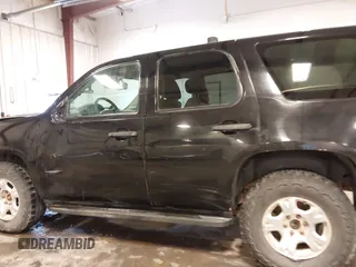 2013 Chevrolet Tahoe Commercial z VIN 1GNSK2E01DR331721, wystawiony jako IAAI lot #42093449 z przebiegiem 178 731 mil mil oraz . Historia ofert i sprzedaży dostępna na DreamBid. Obrazek 14.