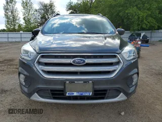 2017 Ford Escape SE z VIN 1FMCU0GD5HUA67154, wystawiony jako Copart lot #58474105 z przebiegiem 129 896 mil mil oraz Czysty tytuł • Clean title. Historia ofert i sprzedaży dostępna na DreamBid. Obrazek 5.