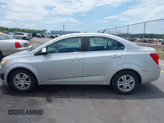 2012 Chevrolet Sonic LT z VIN 1G1JC5SH4C4107831, wystawiony jako IAAI lot #42344605 z przebiegiem 110 790 mil mil oraz . Historia ofert i sprzedaży dostępna na DreamBid. Obrazek 14.