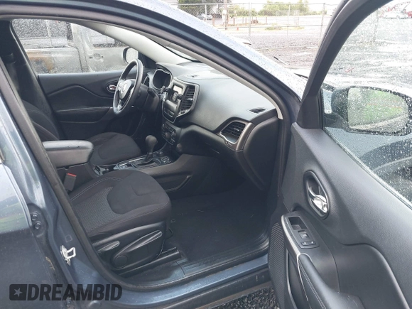 2019 Jeep Cherokee Latitude z VIN 1C4PJMCX2KD369871, wystawiony jako IAAI lot #42239476 z przebiegiem 88 261 mil mil oraz . Historia ofert i sprzedaży dostępna na DreamBid. Obrazek 5.