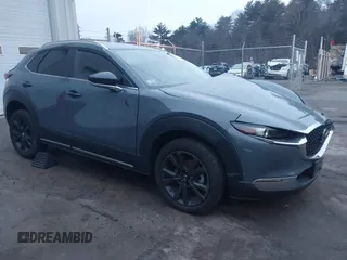2023 Mazda CX-30 S Carbon Edition z VIN 3MVDMBCM5PM545150, wystawiony jako IAAI lot #41104881 z przebiegiem 30 459 mil mil oraz . Historia ofert i sprzedaży dostępna na DreamBid. Obrazek 1.