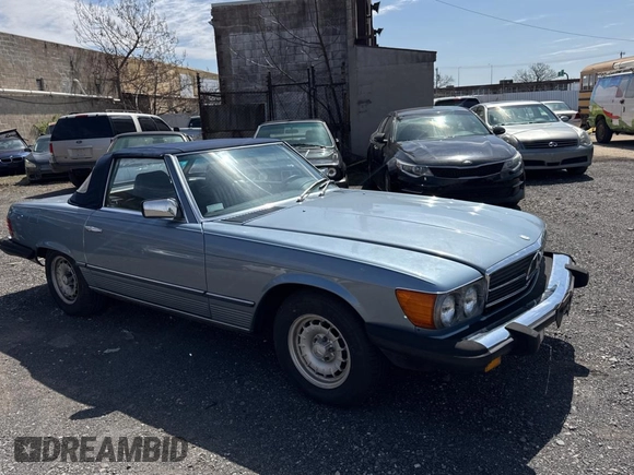 1985 Mercedes-Benz 380 z VIN WDBBA45C0FA019441, wystawiony jako Copart lot #51792005 z przebiegiem 83 718 mil mil oraz Czysty tytuł • Clean title. Historia ofert i sprzedaży dostępna na DreamBid. Obrazek 1.
