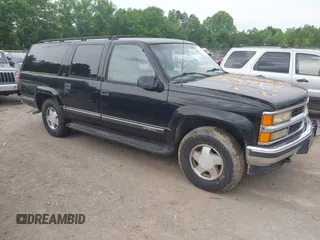 1999 Chevrolet Suburban z VIN 3GNFK16R2XG144923, wystawiony jako IAAI lot #42249157 z przebiegiem 358 981 mil mil oraz . Historia ofert i sprzedaży dostępna na DreamBid. Obrazek 1.