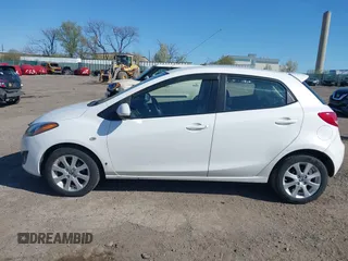 2013 Mazda 2 Touring z VIN JM1DE1LYXD0157874, wystawiony jako IAAI lot #41999395 z przebiegiem 136 954 mil mil oraz . Historia ofert i sprzedaży dostępna na DreamBid. Obrazek 14.