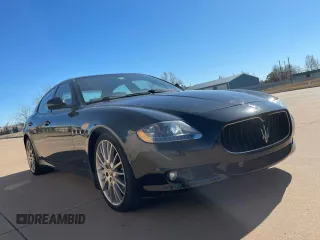 2011 Maserati Quattroporte z VIN ZAM39KKA6B0055247, wystawiony jako Copart lot #43760065 z przebiegiem 46 956 mil mil oraz Tytuł czysty. Historia ofert i sprzedaży dostępna na DreamBid. Obrazek 1.