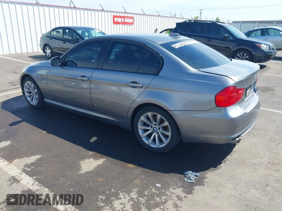 2011 BMW 3 Series 328i xDrive z VIN WBAPK5G52BNN81964, wystawiony jako IAAI lot #42206128 z przebiegiem 118 752 mil mil oraz . Historia ofert i sprzedaży dostępna na DreamBid. Obrazek 3.