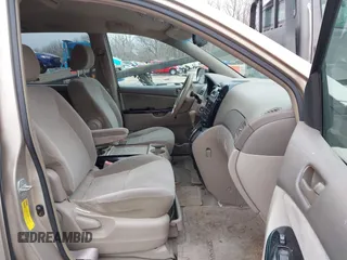 2004 Toyota Sienna CE with VIN 5TDZA23C94S043521, listed as a IAAI auction lot 41717330 with 369,802 mi miles. Bid and sale history available at carsss.com. Image 5.