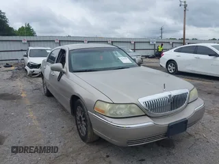2003 Lincoln Town Car Executive with VIN 1LNHM81W43Y700694, listed as a IAAI auction lot 42363987 with 250,542 mi miles and . Bid and sale history available at DreamBid. Image 1.