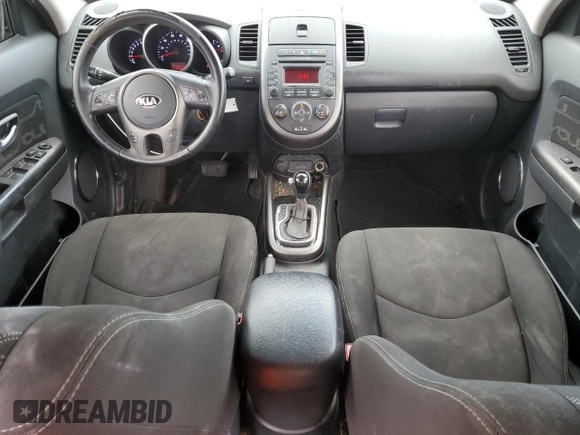 2013 Kia Soul + z VIN KNDJT2A66D7756763, wystawiony jako Copart lot #56769655 z przebiegiem 169 869 mil mil oraz Szkody całkowita. Historia ofert i sprzedaży dostępna na DreamBid. Obrazek 8.