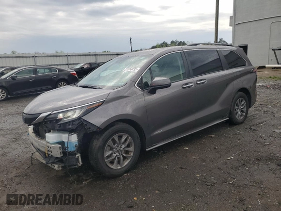 2021 Toyota Sienna XLE z VIN 5TDJRKEC7MS049563, wystawiony jako Copart lot #53114495 z przebiegiem 130 357 mil mil oraz Szkoda całkowita • Salvage title. Historia ofert i sprzedaży dostępna na DreamBid. Obrazek 1.