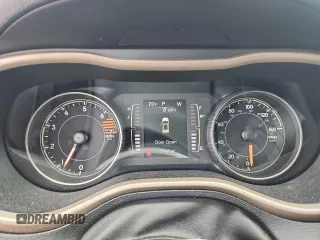 2017 Jeep Cherokee Latitude z VIN 1C4PJLCBXHW604108, wystawiony jako Copart lot #63800125 z przebiegiem 51 445 mil mil oraz Czysty tytuł • Clean title. Historia ofert i sprzedaży dostępna na DreamBid. Obrazek 9.