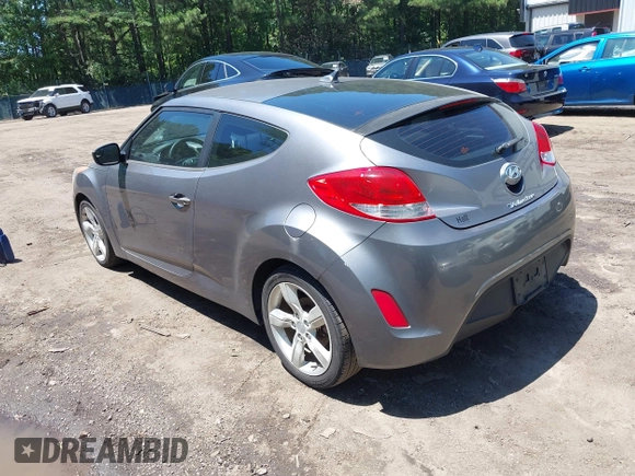 2015 Hyundai Veloster z VIN KMHTC6AD9FU226544, wystawiony jako IAAI lot #42539111 z przebiegiem 121 631 mil mil oraz . Historia ofert i sprzedaży dostępna na DreamBid. Obrazek 3.