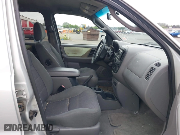 2002 Ford Escape XLT Choice with VIN 1FMYU04192KA78435, listed as a IAAI auction lot 42490422 with 167,915 mi miles and . Bid and sale history available at DreamBid. Image 5.