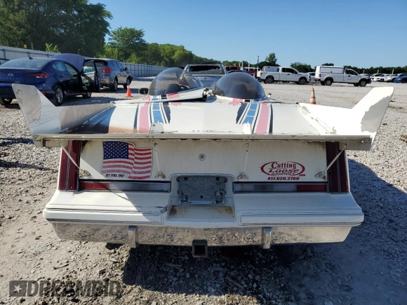 1983 Oldsmobile Cutlass Supreme z VIN 1G3AR47A2DM503155, wystawiony jako Copart lot #85253274 z przebiegiem Nie podano mil oraz Szkoda całkowita • Salvage title. Historia ofert i sprzedaży dostępna na DreamBid. Obrazek 10.