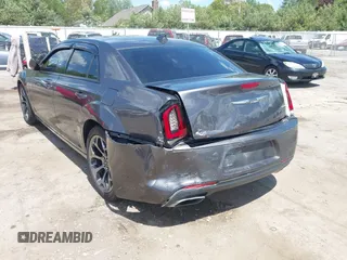 2015 Chrysler 300 S z VIN 2C3CCABGXFH859898, wystawiony jako IAAI lot #42275542 z przebiegiem 164 402 mil mil oraz . Historia ofert i sprzedaży dostępna na DreamBid. Obrazek 6.