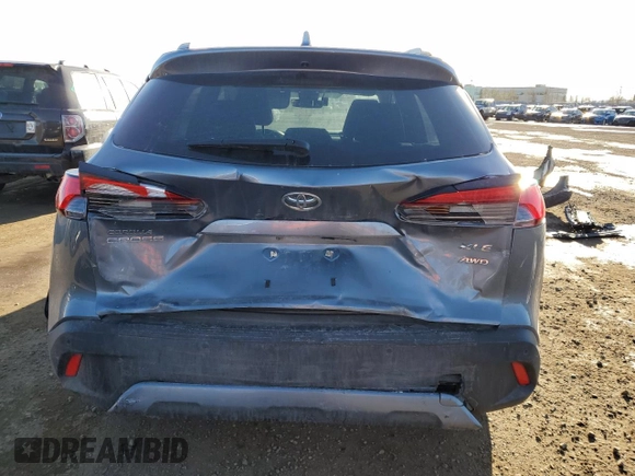 2022 Toyota Corolla Cross XLE z VIN 7MUDAABG5NV034976, wystawiony jako Copart lot #42742615 z przebiegiem 24 642 mil mil oraz Szkoda całkowita • Salvage title. Historia ofert i sprzedaży dostępna na DreamBid. Obrazek 6.