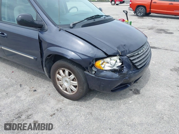2007 Chrysler Town & Country Touring z VIN 2A4GP54L37R210162, wystawiony jako IAAI lot #42414404 z przebiegiem 276 516 mil mil oraz . Historia ofert i sprzedaży dostępna na DreamBid. Obrazek 6.