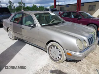 1998 Mercedes-Benz E-Class with VIN WDBJF25F5WA581878, listed as a IAAI auction lot 41662418 with 154,886 mi miles. Bid and sale history available at carsss.com. Image 1.